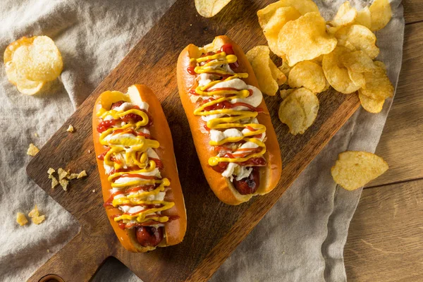 Hot dog colombiani fatti in casa con patatine — Foto Stock