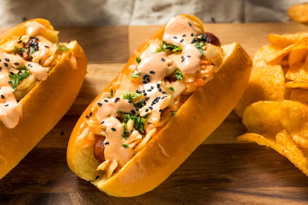 Fatti in casa coreano kimchi hot dog — Foto Stock