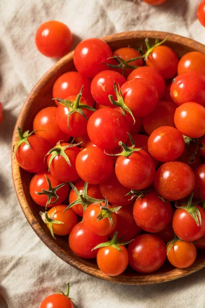 Rå ekologisk släktklenod körsbärstomater — Stockfoto