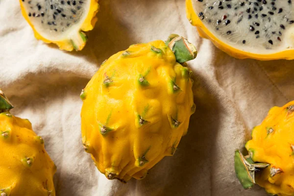Dragonfruit amarillo orgánico crudo —  Fotos de Stock
