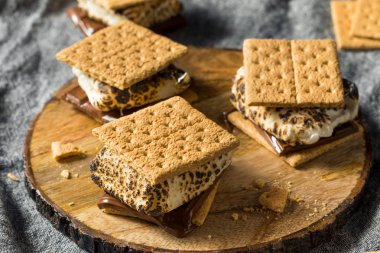 Ev yapımı Gooey Smores Sandviçler
