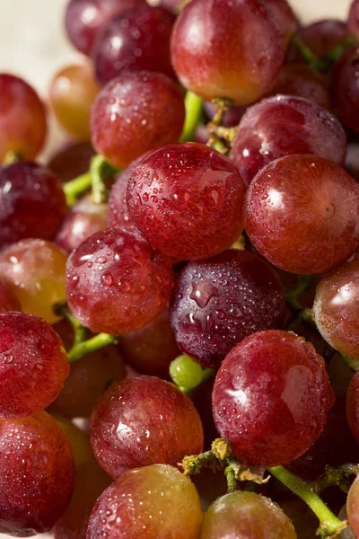 Surowe czerwone winogrona organiczne — Zdjęcie stockowe