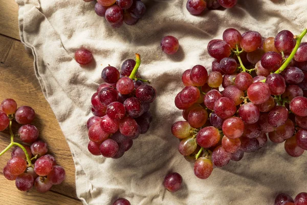 Uvas rojas crudas ecológicas —  Fotos de Stock