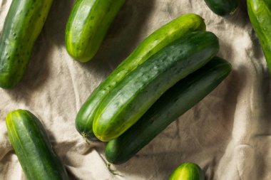 Ham yeşil organik salatalık