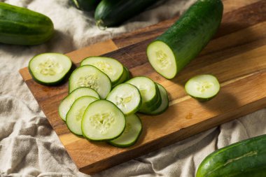 Ham yeşil organik salatalık