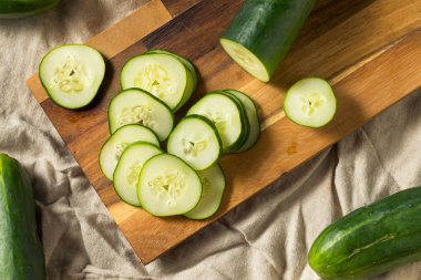 Ham yeşil organik salatalık