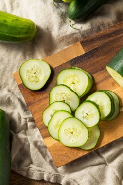 Ham yeşil organik salatalık