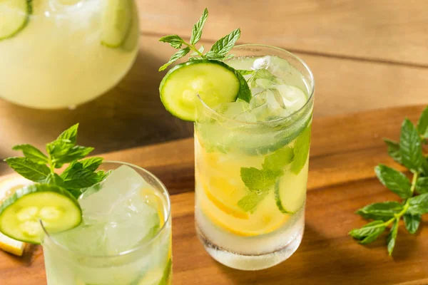 Zelfgemaakte komkommer Mint limonade — Stockfoto