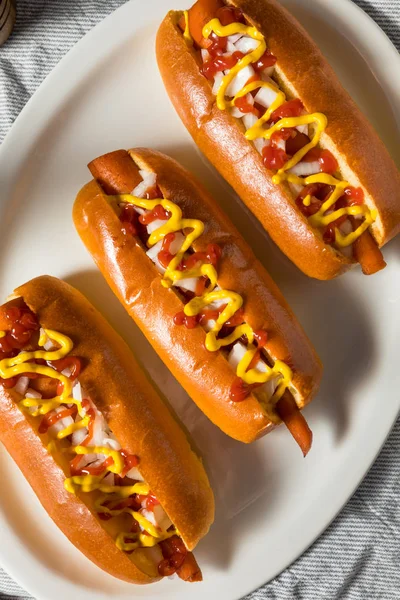 Домашні веганські морквяні хот-доги — стокове фото