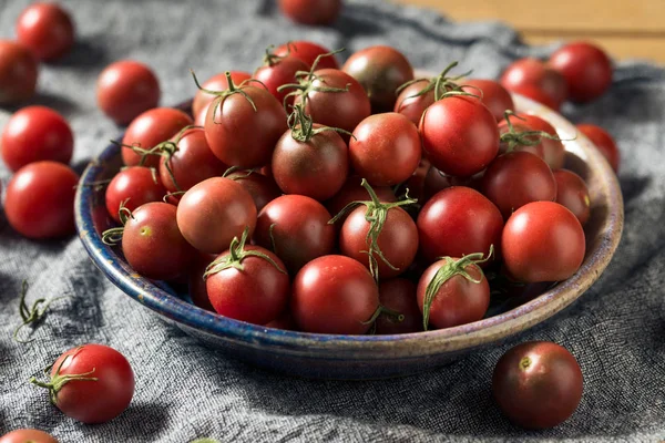 Tomates rojos crudos de la herencia Cherry — Foto de Stock