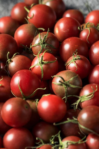 Rauwe rode heirloom cherry tomaten — Stockfoto