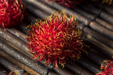 Çiğ Kırmızı Organik Rambutan Meyve