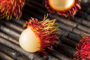 Çiğ Kırmızı Organik Rambutan Meyve