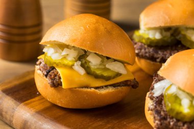 Ev Yapımı Beef Cheeseburger Sürgüleri