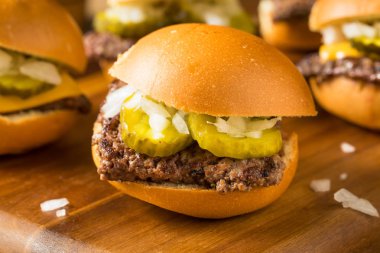 Ev Yapımı Beef Cheeseburger Sürgüleri