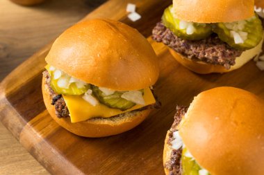 Ev Yapımı Beef Cheeseburger Sürgüleri