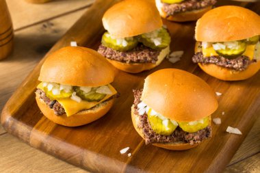 Ev Yapımı Beef Cheeseburger Sürgüleri