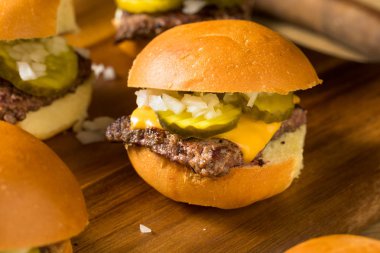 Ev Yapımı Beef Cheeseburger Sürgüleri