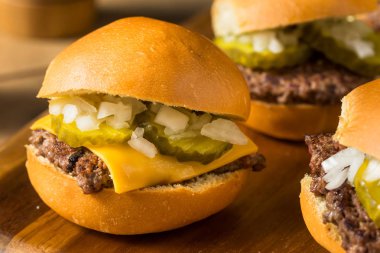 Ev Yapımı Beef Cheeseburger Sürgüleri