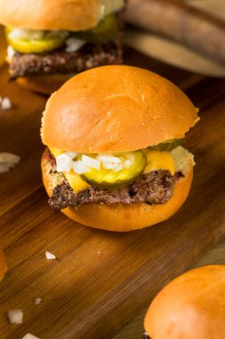 Ev Yapımı Beef Cheeseburger Sürgüleri