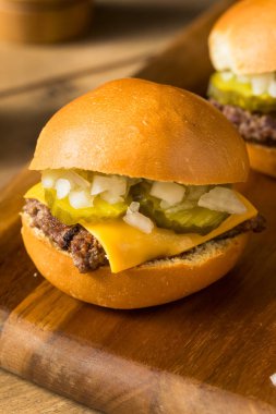 Ev Yapımı Beef Cheeseburger Sürgüleri
