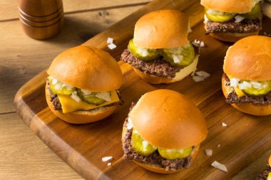 Ev Yapımı Beef Cheeseburger Sürgüleri