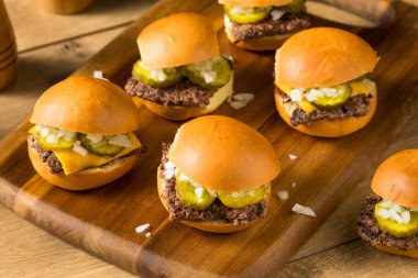 Ev Yapımı Beef Cheeseburger Sürgüleri