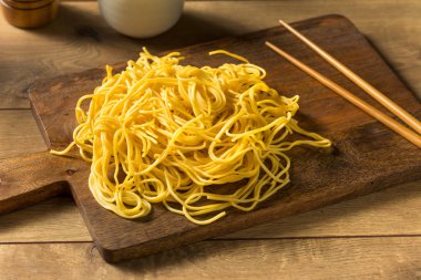 Ev yapımı Japon Yakisoba Yumurta Erişte