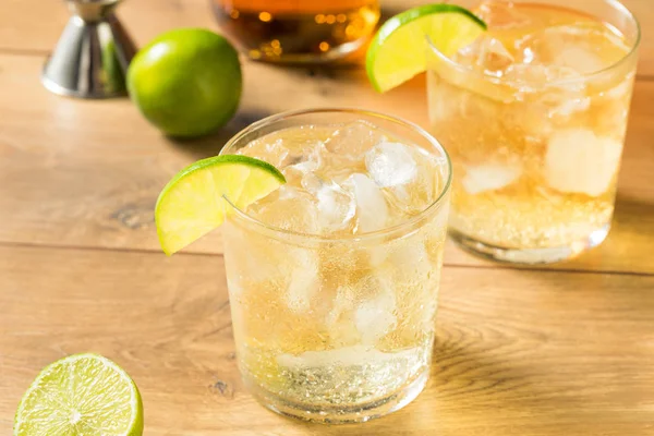 Domácí rum a Tonický koktejl — Stock fotografie