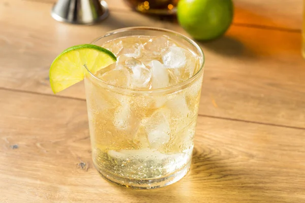 Ev Yapımı Rom ve Tonik Kokteyli