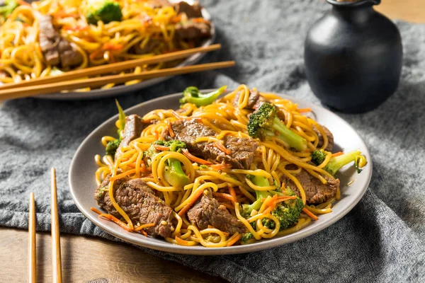 Macarrão de carne de vaca caseiro Lo Mein — Fotografia de Stock