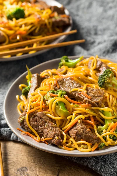 Macarrão de carne de vaca caseiro Lo Mein — Fotografia de Stock