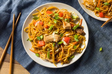 Ev yapımı Japon Tavuk Yakisoba Erişte