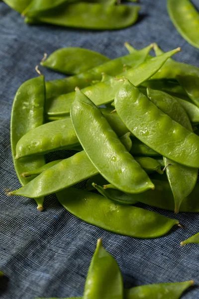 Guisantes de nieve orgánicos verdes crudos — Foto de Stock