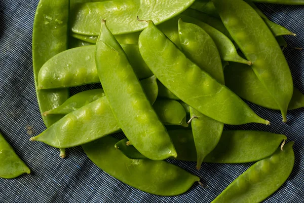 Guisantes de nieve orgánicos verdes crudos — Foto de Stock