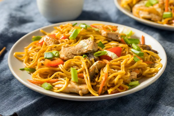 Macarrão de frango japonês caseiro Yakisoba — Fotografia de Stock