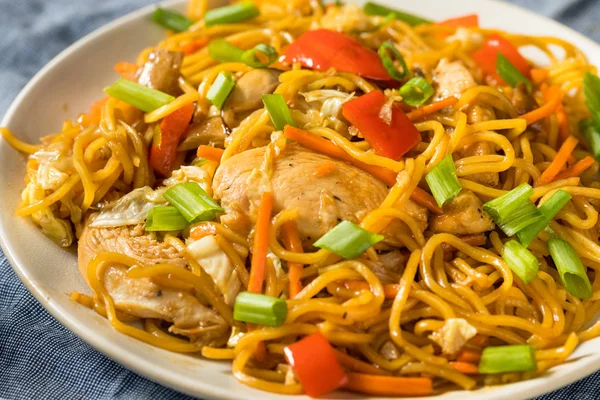 Pollo giapponese fatto in casa Yakisoba Tagliatelle — Foto Stock