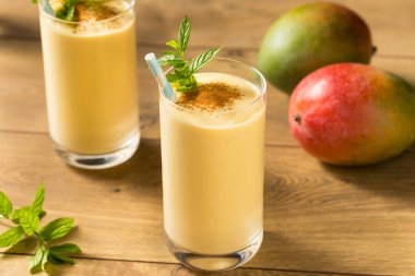 Ev yapımı Tatlı Hint Mango Lassi