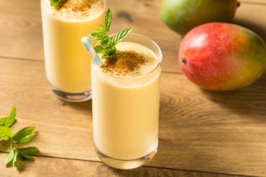 Ev yapımı Tatlı Hint Mango Lassi
