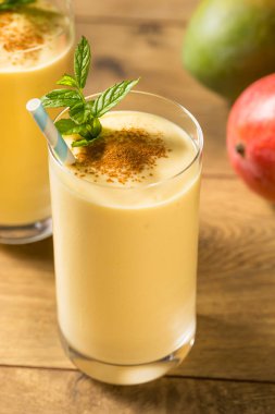 Ev yapımı Tatlı Hint Mango Lassi