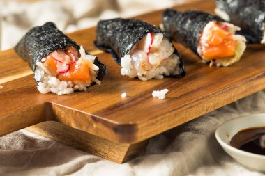 Ev Yapımı Suşi Temaki El Ruloları