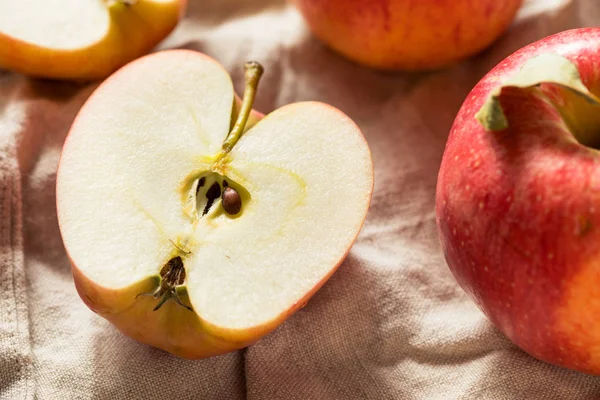 Сирі червоні органічні святкові яблука — стокове фото
