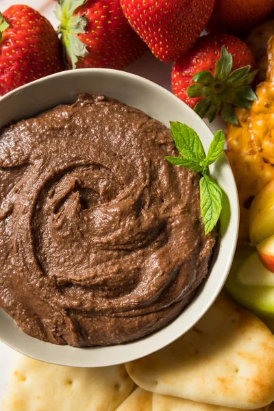 Домашний шоколадный десерт Hummus Dip — стоковое фото