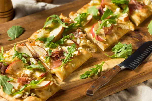 Apple prosciutto flatbread pizza voorgerecht — Stockfoto