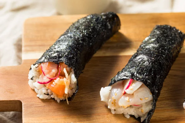 Domowe Sushi Temaki rolki ręczne — Zdjęcie stockowe
