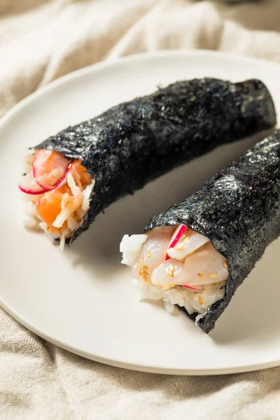 Hausgemachte Sushi-Temaki-Handrollen — Stockfoto
