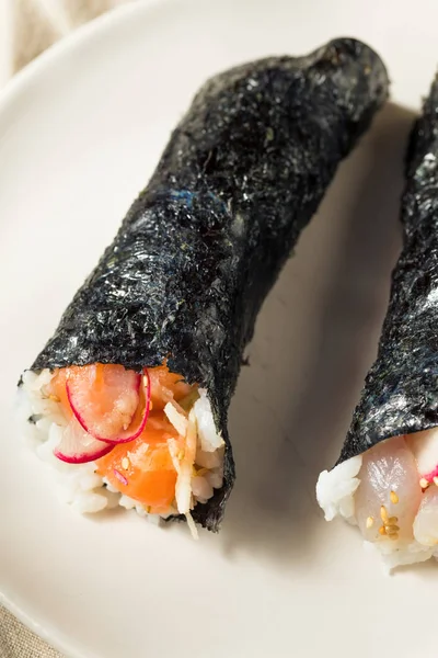 Hausgemachte Sushi-Temaki-Handrollen — Stockfoto