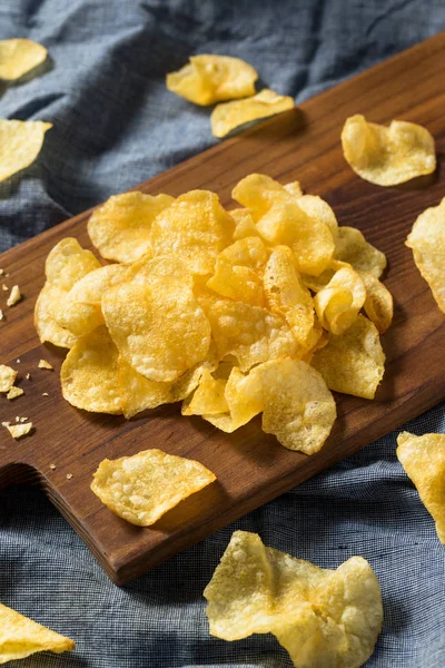 Krispiga tunna potatis chips — Stockfoto
