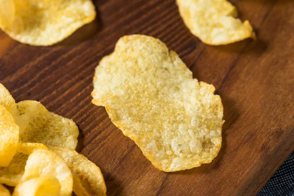 Krispiga tunna potatis chips — Stockfoto