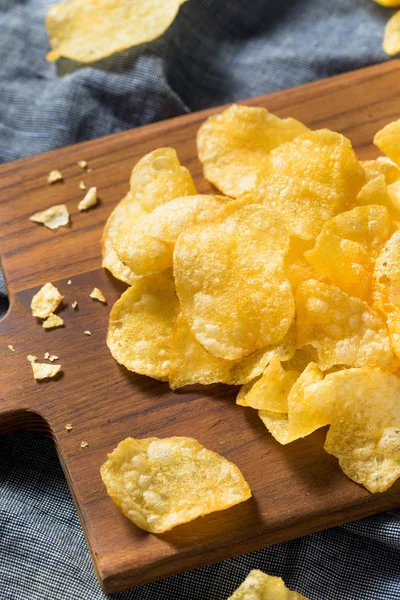 Krispiga tunna potatis chips — Stockfoto